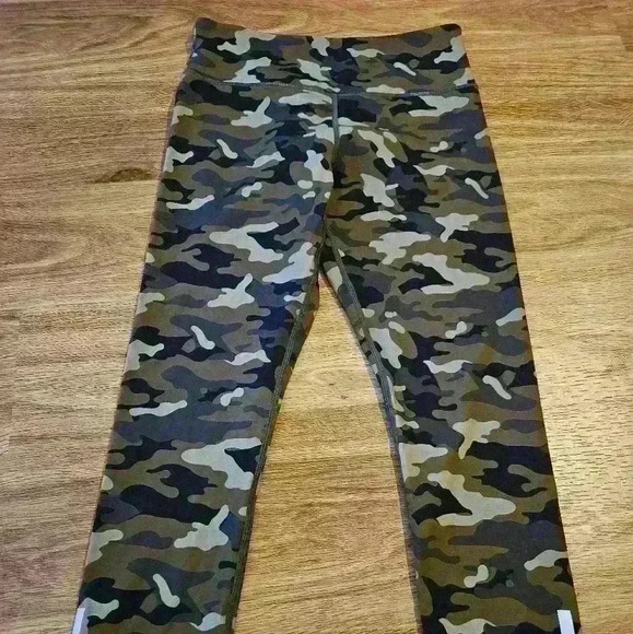 Zyia active wear. Camo print. Size 6-8. - Picture 1 of 5